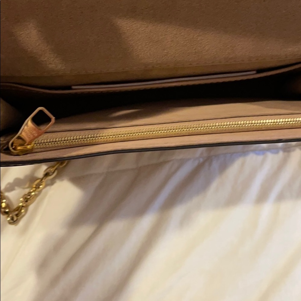 Louis Vuitton - Picture 5 of 7